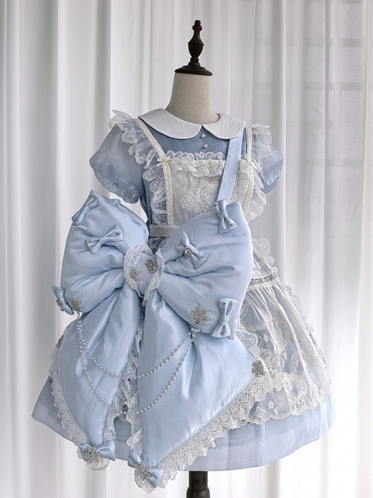 大きな青い雪の結晶のリボンで飾られたビーズ付きバックパックのチェーン