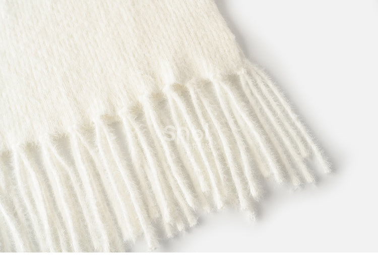 Weißer Strickschal mit Fransensaum