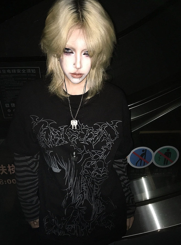 Schwarzes T-Shirt mit Grafik und gestreiften Ärmeln im Emo-Punk-Girl-Stil
