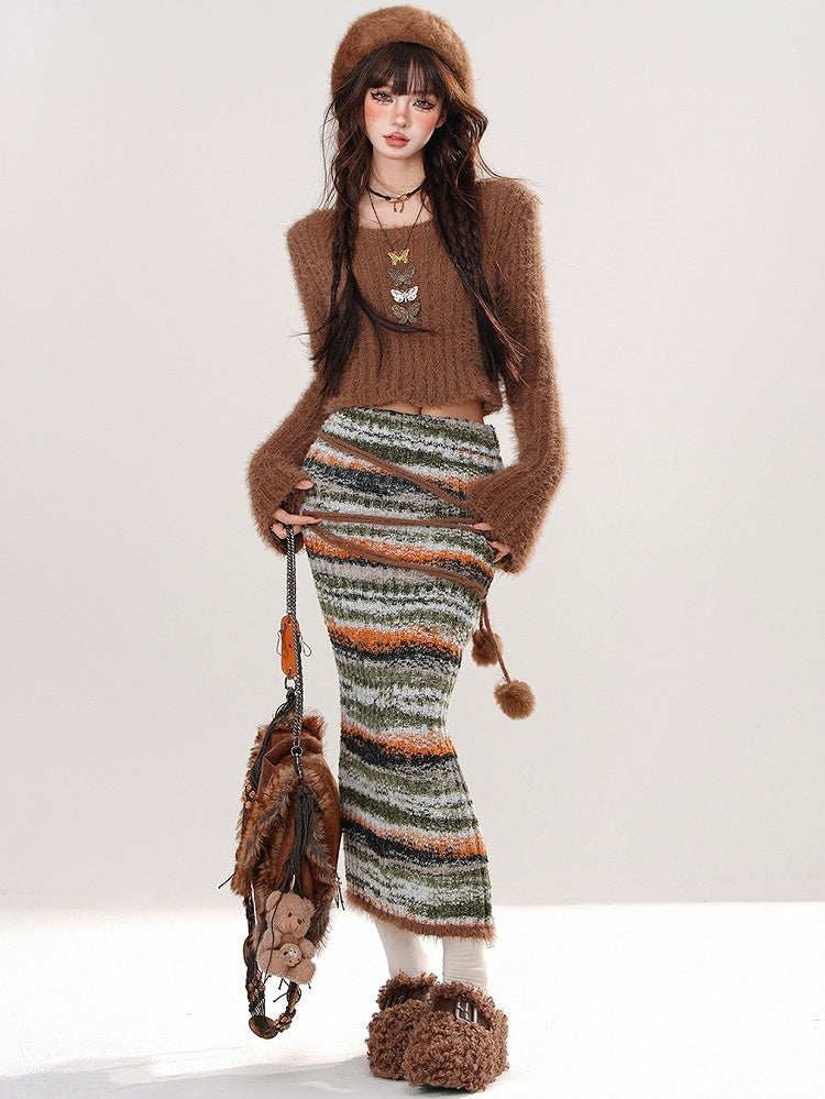 Braunes Set aus kurzem Pullover mit Rundhalsausschnitt, Pompom-Details und gestreiftem Strick-Bodycon-Rock