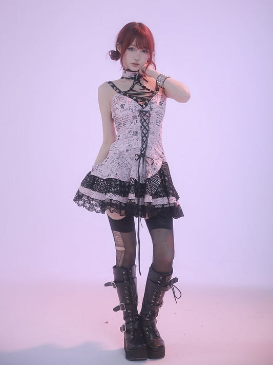 Ärmelloses Punkrock-Kleid mit Spitzenbesatz und rosa Aufdruck