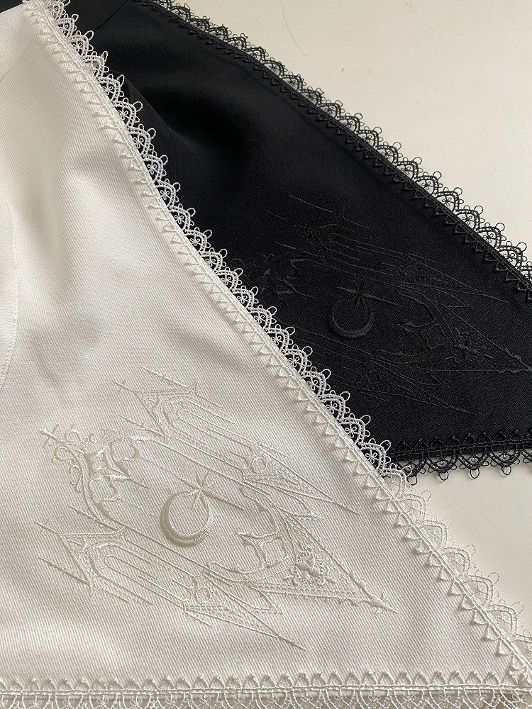 ホワイト/ブラックの刺繍ディテール、尖った襟