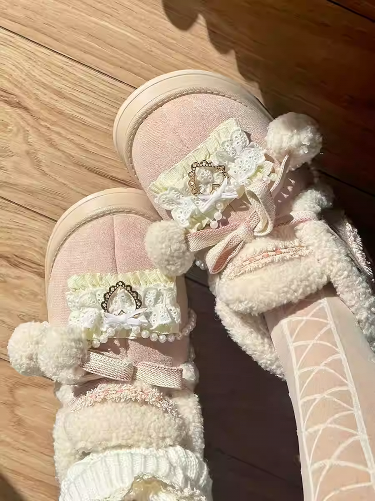 Beige-pinke Pompons-Ugg-Stiefel mit Plüsch-Plateau und Perlenkette