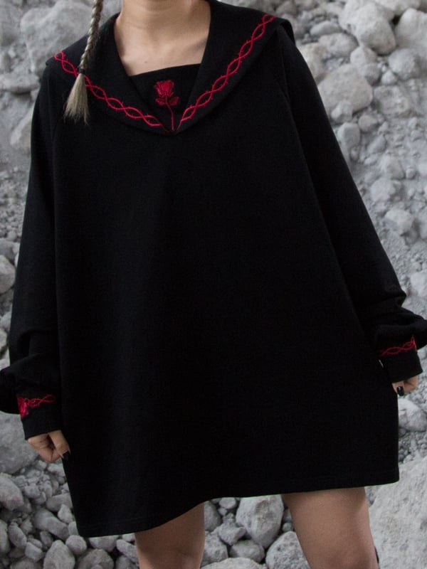 Roter Gothic-Kragen und Matrosen-Sweatshirt: Dunkelrosa, verzierte schwarze Romantik-Dornenstickerei