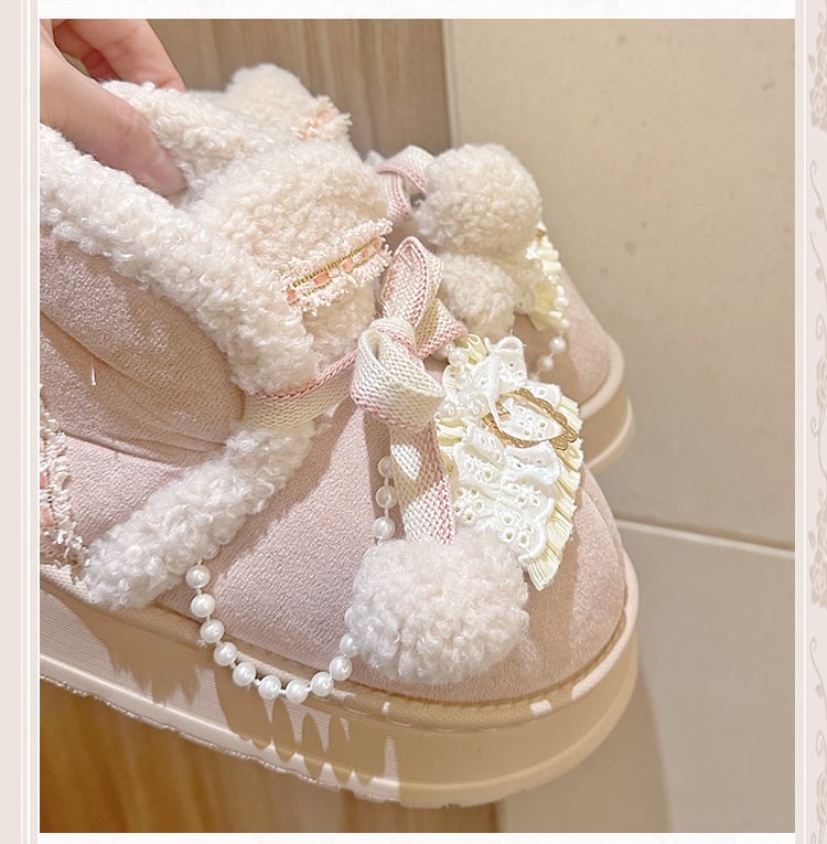 Beige-pinke Pompons-Ugg-Stiefel mit Plüsch-Plateau und Perlenkette