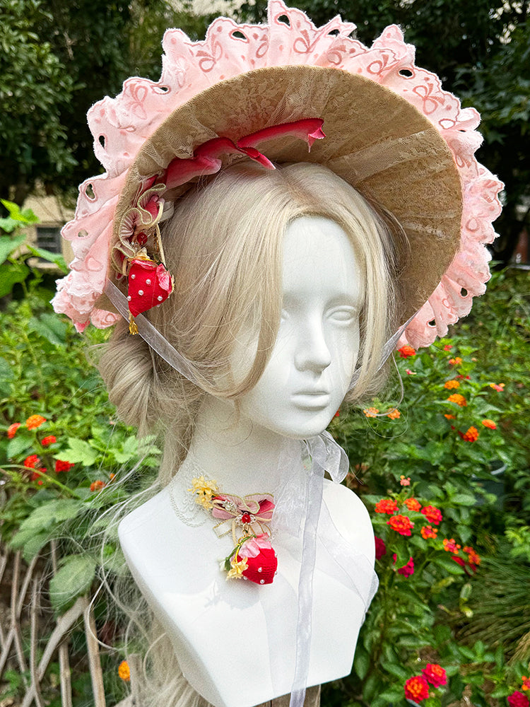 Rosa Lolita-Strohhut mit Schleife, Rüschenbesatz und Perlen und Erdbeeranhänger