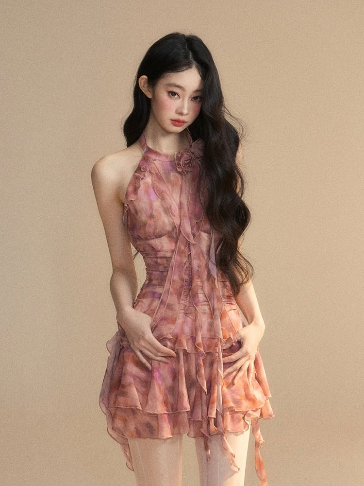 レンガ色のホルターネック、フリル裾、ティアードスカートドレス、グラマラス