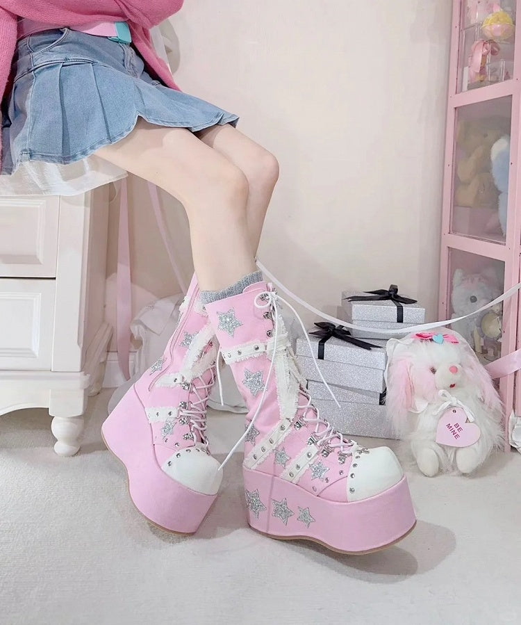 mit wadenlangen, sternförmigen Applikationen im Schnürstil, rosa, klobige, glänzende Gyaru-Plateaustiefel