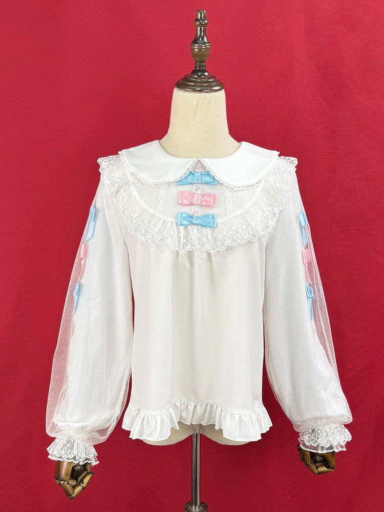 Weiße Bluse mit Peter-Pan-Kragen und langen Ballonärmeln, verziert mit rosa und blauen Schleifen