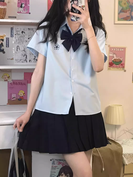 Preppy Sakura Shirt Stickerei Stil Weiß/Grau/Blau