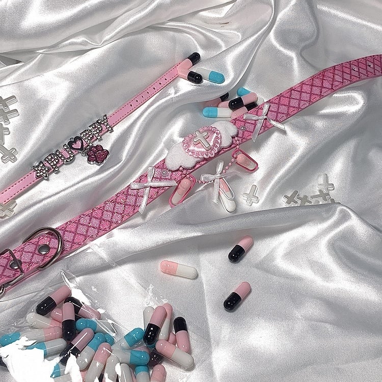 ピンク/ブルーのヤミカワイイ 蝶結び ハート クロス ウィング チョーカー