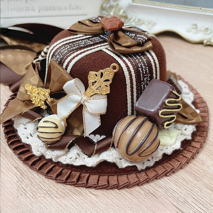 Minihut mit Rüschen und Schleife in Schokoladenrot/Braun/Beige