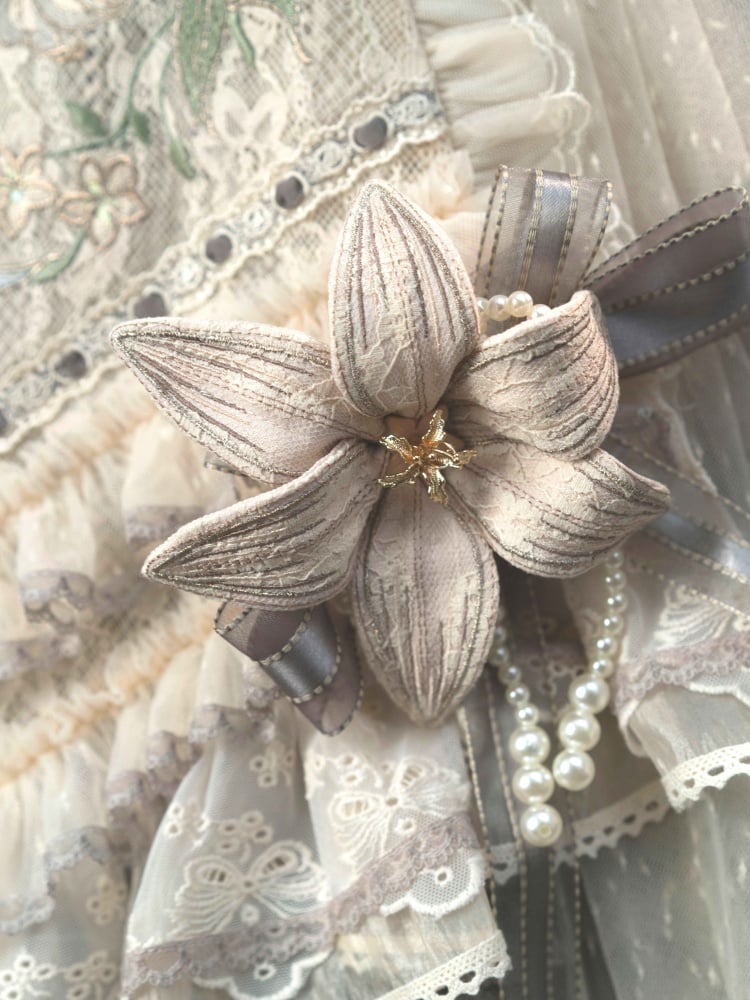 ブルー/パープル/グレーのビーズディテールのユリのブローチ