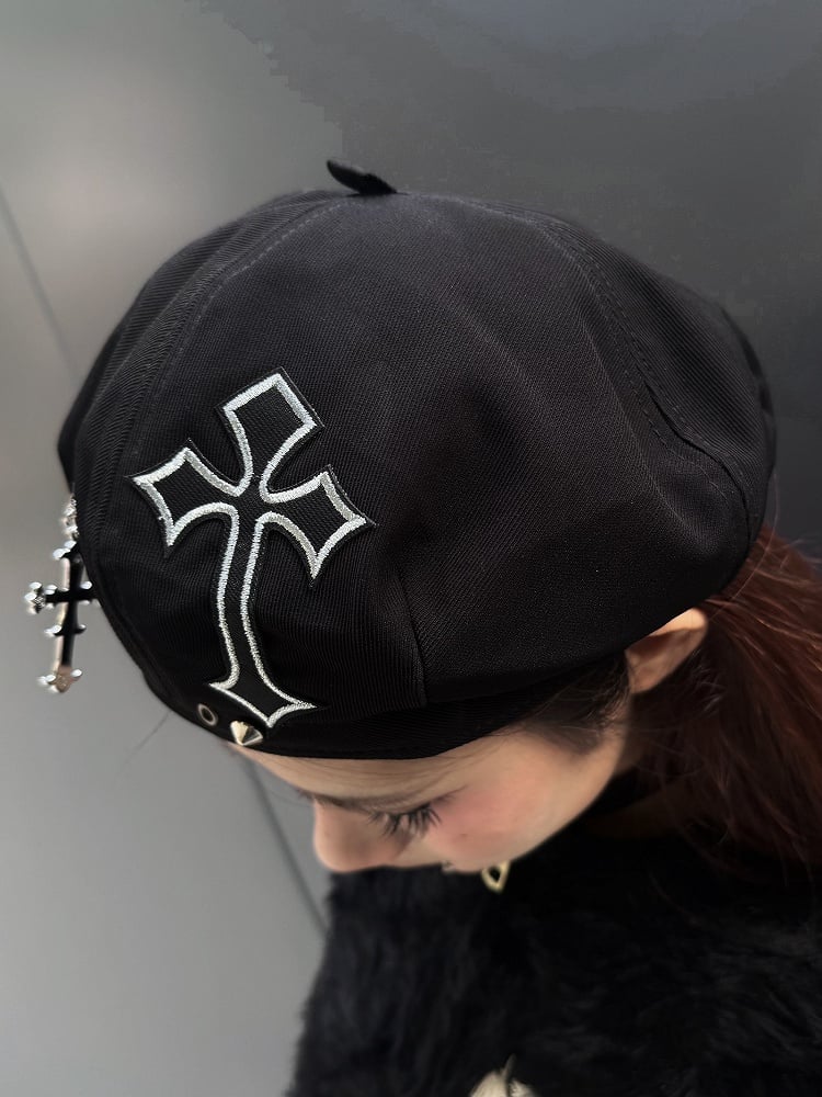 Punk-Baskenmütze mit schwarzer Kreuz-Applikation und Kreuzkettendetail