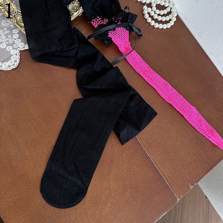 Asymmetrische schwarze Unterknee-Strumpfhose mit floraler Schleife/rosa Netzsocken/schwarze Strümpfe, Musterdesign, Federrosa