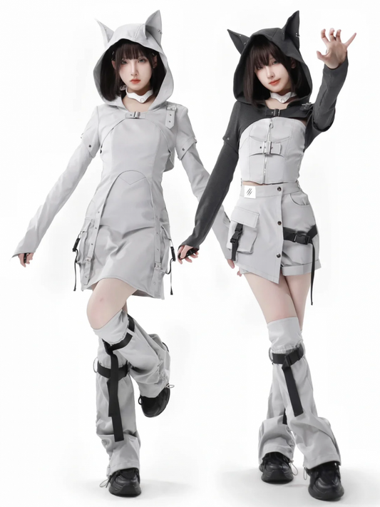 ライトグレーのドローストリングサイドバックルストラップレッグウォーマー