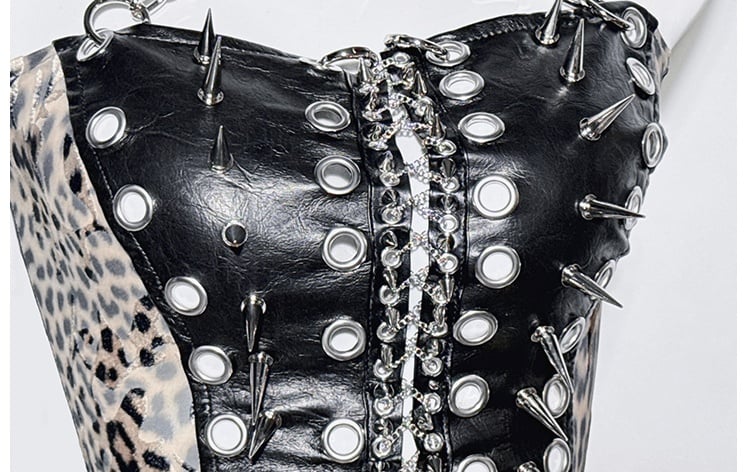 Schwarzes Neckholder-Korpus-Top mit Leopardenmuster und Nietenringen