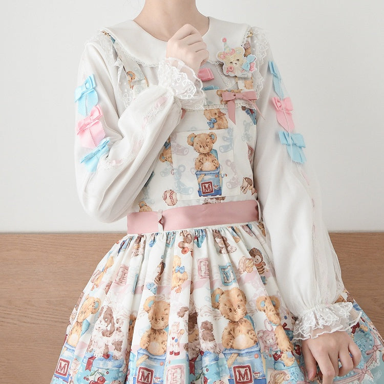 Weiße Bluse mit Peter-Pan-Kragen und langen Ballonärmeln, verziert mit rosa und blauen Schleifen