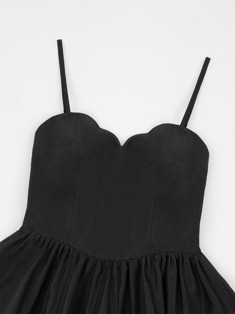 Schwarzes klassisches Lolita-Kleid mit dünnen Schulterträgern und gewelltem Ausschnitt