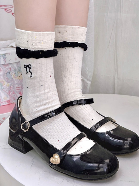 Schwarze süße Wadensocken mit Schleifenstickerei und Rüschenbündchen