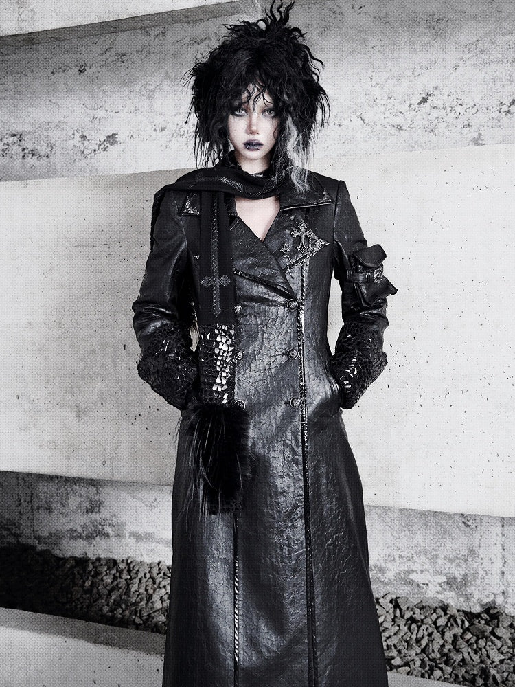 Schwarzer Trenchcoat aus Gothic-Rissleder mit kuscheligem Fleecefutter