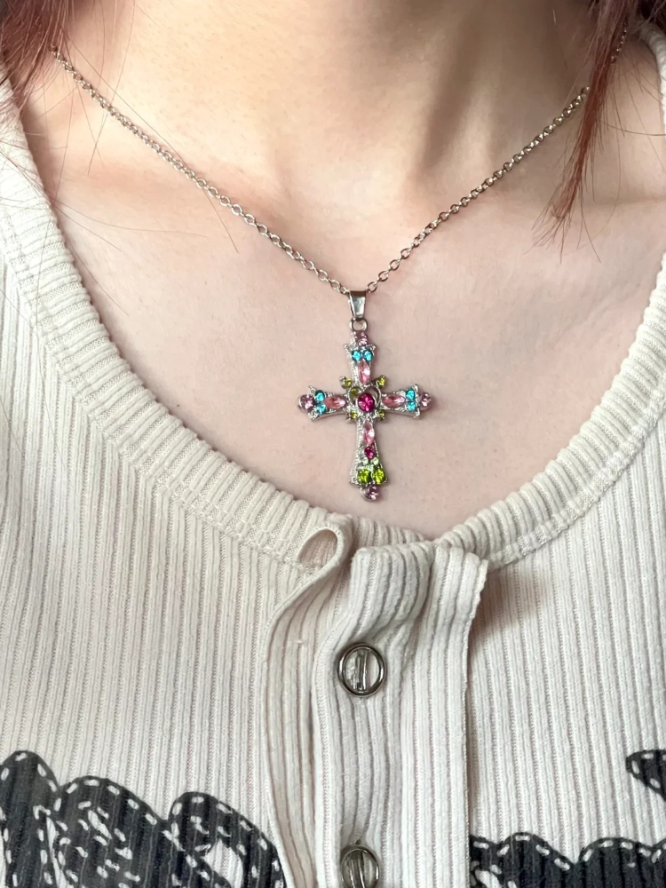 Halskette mit Kreuzanhänger in Neon-Regenbogen/Lila mit Strasssteinen