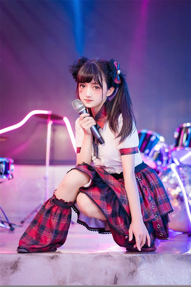 Roter karierter Idol-Lolita-Rock mit Schnallenriemen und Oberschenkellänge