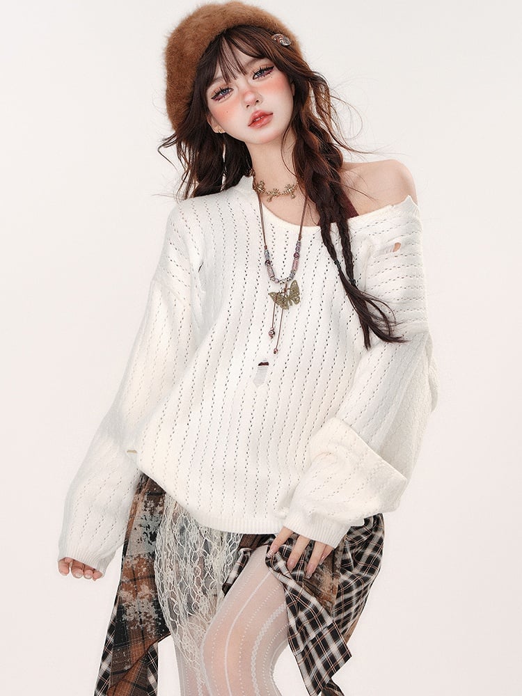 ダメージ加工の穴あきホワイトセーターとコーヒー色のホルターネックキャミソールトップスのセット