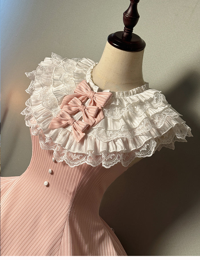 Robe Lolita sans manches en tissu rayé rose, coupe ajustée, col à volants superposés, blanche