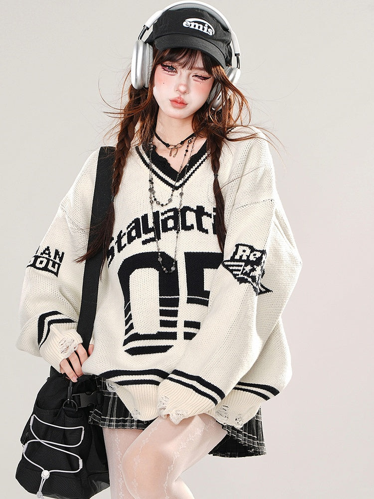 Weißer, lockerer Pullover mit V-Ausschnitt und Zahlen im Preppy-Stil