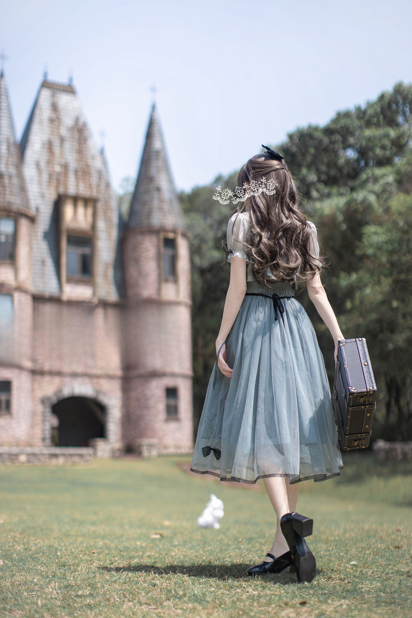 brooch dress Nostalgic ribbon top + traveling Alice outer