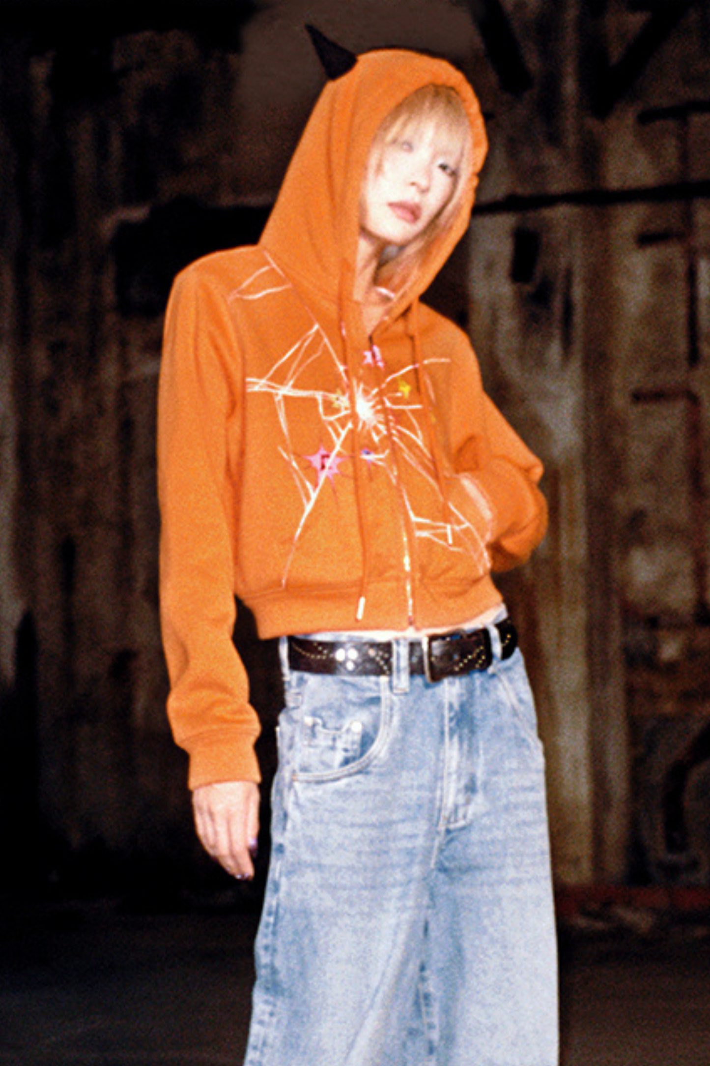 Devil Pointed Crackle Kapuzen-Kurzpullover