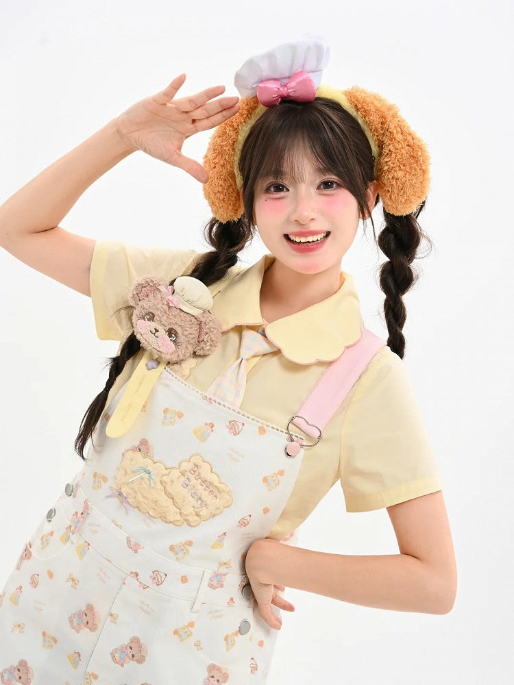 クマの刺繍アップリケ付きホワイトぬいぐるみクッキーとプリント総柄オーバーオールスカート