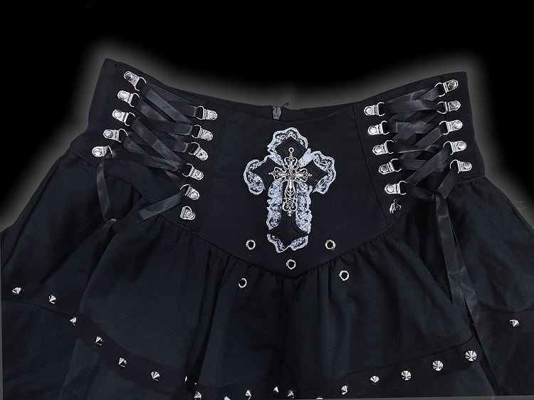 Gothic Punk Rock mit Schnürung und Kreuzverzierung aus schwarzem Metall