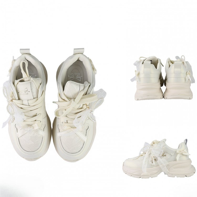 Schnürung vorne mit Schleife und weißen, mit Perlen verzierten Sneakers