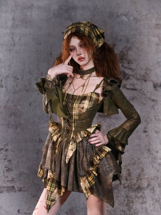 Grünes, kariertes Camisole-Kleid mit Taschentuchsaum und Schnürdetail vorn