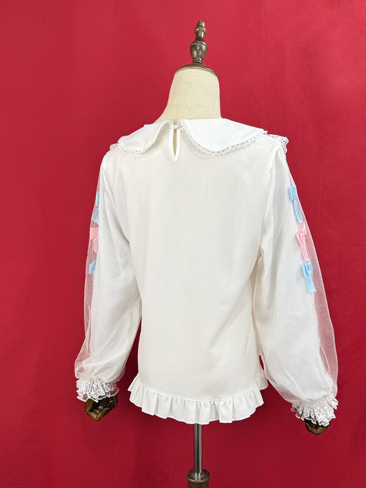 Weiße Bluse mit Peter-Pan-Kragen und langen Ballonärmeln, verziert mit rosa und blauen Schleifen