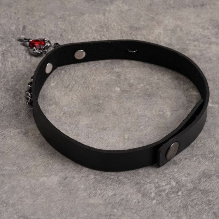 Roter Strass Herzförmiger Choker PU Anhänger Schwarz