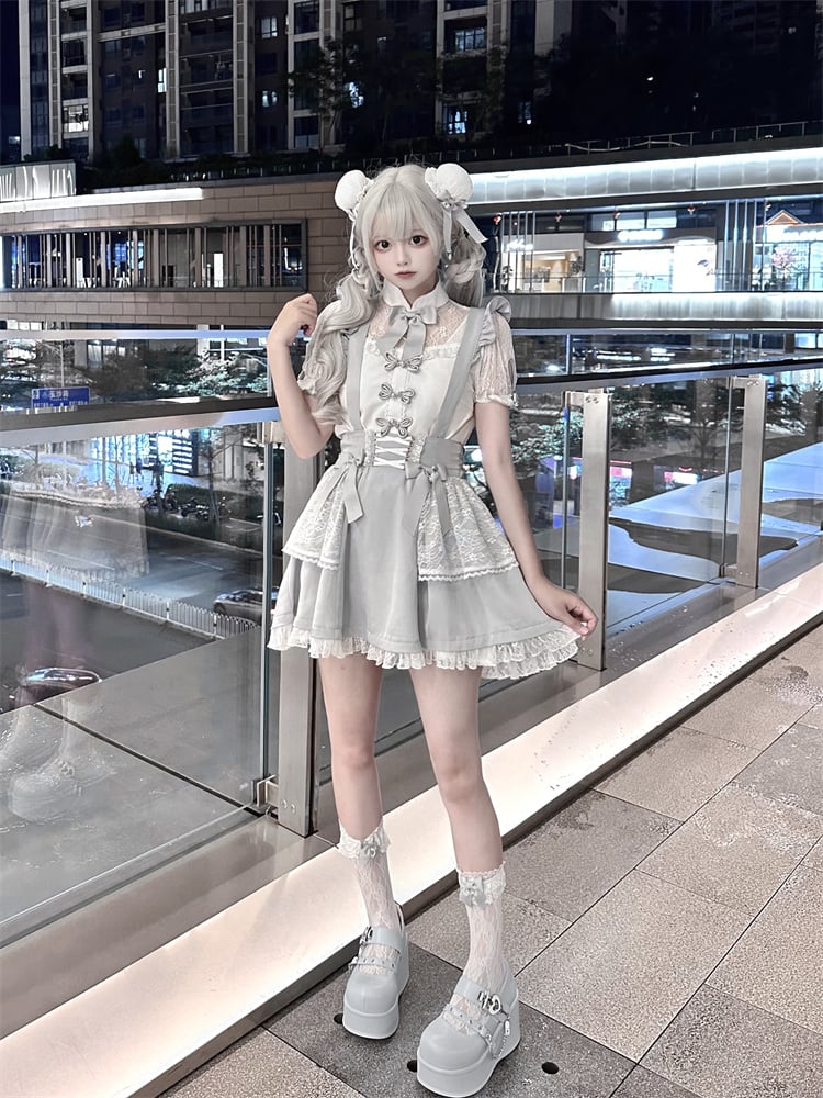 Graue Wadensocken mit Schleife und weißer Spitze von Kei Jirai