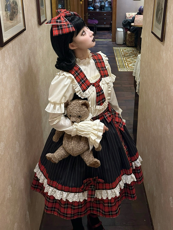 クリーム色のフリルネックラインの長袖ブラウス