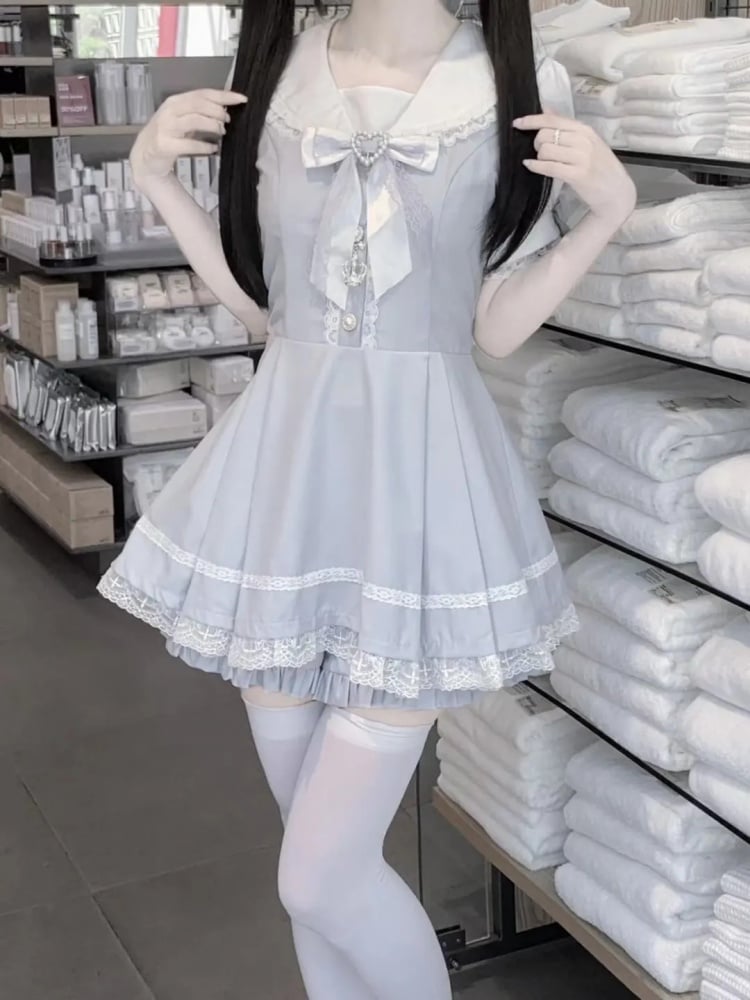 うさぎの耳のデザイン、セーラーカラーのドレス、フリルトリム、ショートパンツ、蝶ネクタイ