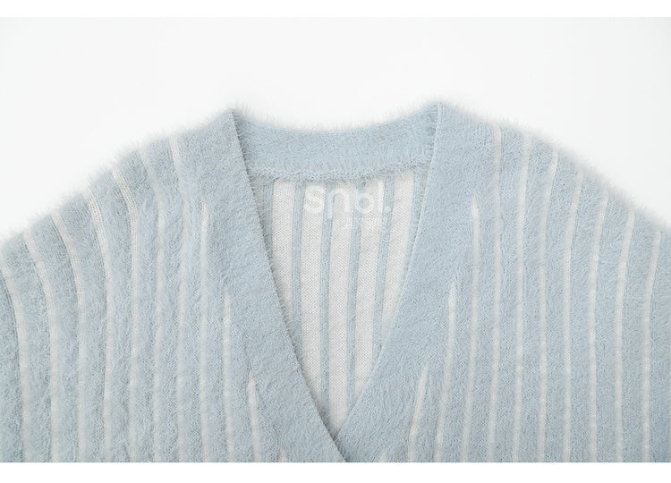 Süßer, kleiner Plüschbär, verziert mit blau gestreiften, lockeren Cardigan