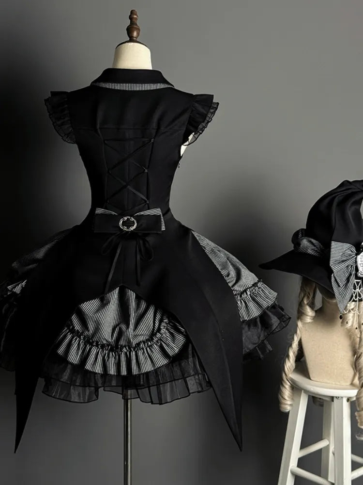 Graues und schwarzes Halloween-Gothic-Lolita-Kleid mit Kordelzug und gestreiftem Saum