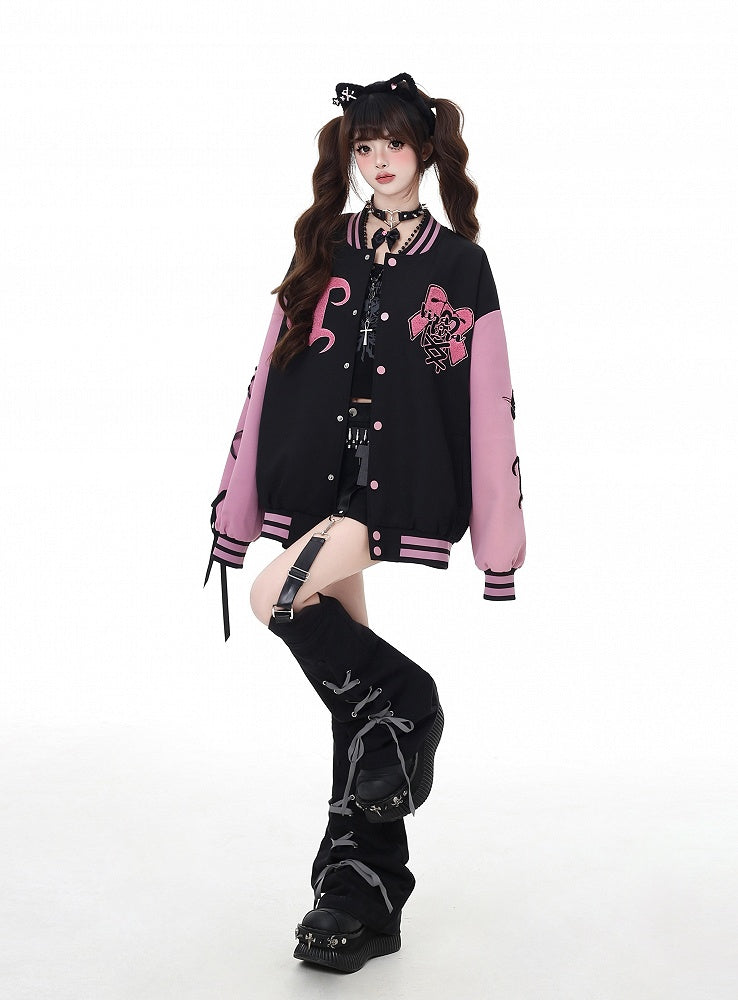 Schwarz-pinke Bittersweet-Baseballjacke mit Schleifenstickerei und Schnürdetail am Ärmel