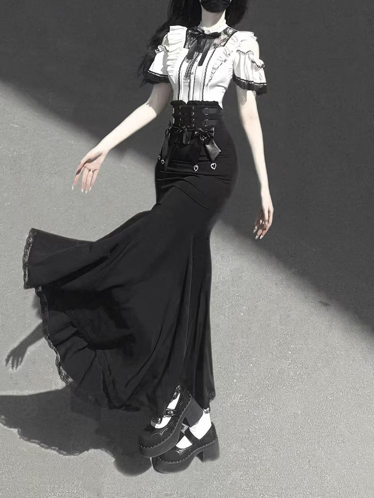 Schwarze Bluse mit ausgeschnittenen Schultern und Illusionsausschnittbesatz aus weißer Spitze von Jirai Kei