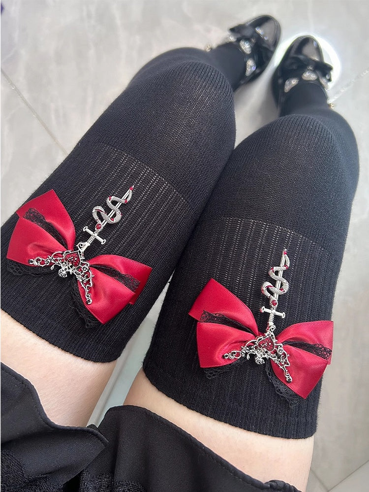 Jirai Kei Overknee-Strümpfe in Schwarz und Rot mit Metall-Schlangenverzierung und Schleife