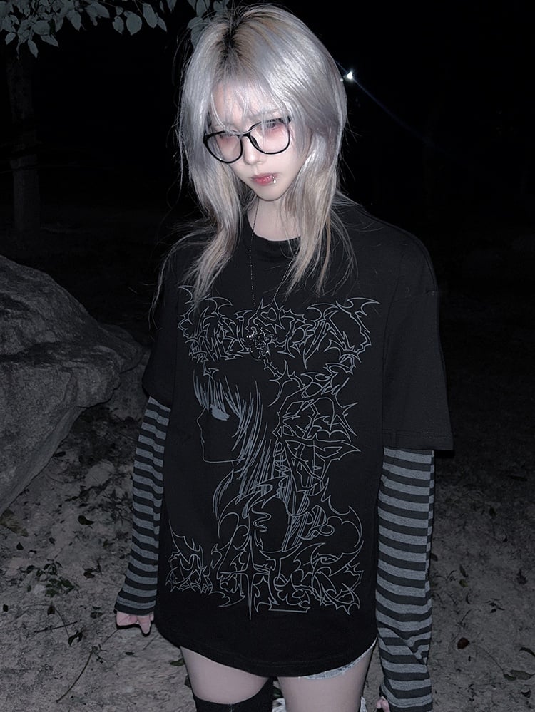 Schwarzes T-Shirt mit Grafik und gestreiften Ärmeln im Emo-Punk-Girl-Stil
