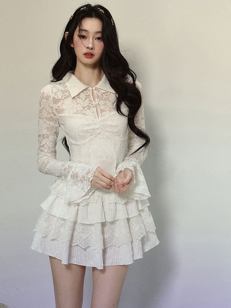 Weißes Minikleid aus Spitze mit Cut-Outs und Glockenärmeln und Stufenrock