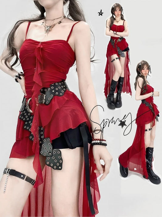 ヴィンテージレッドのアシンメトリーフリルヘムハイローグラマラスキャミドレス