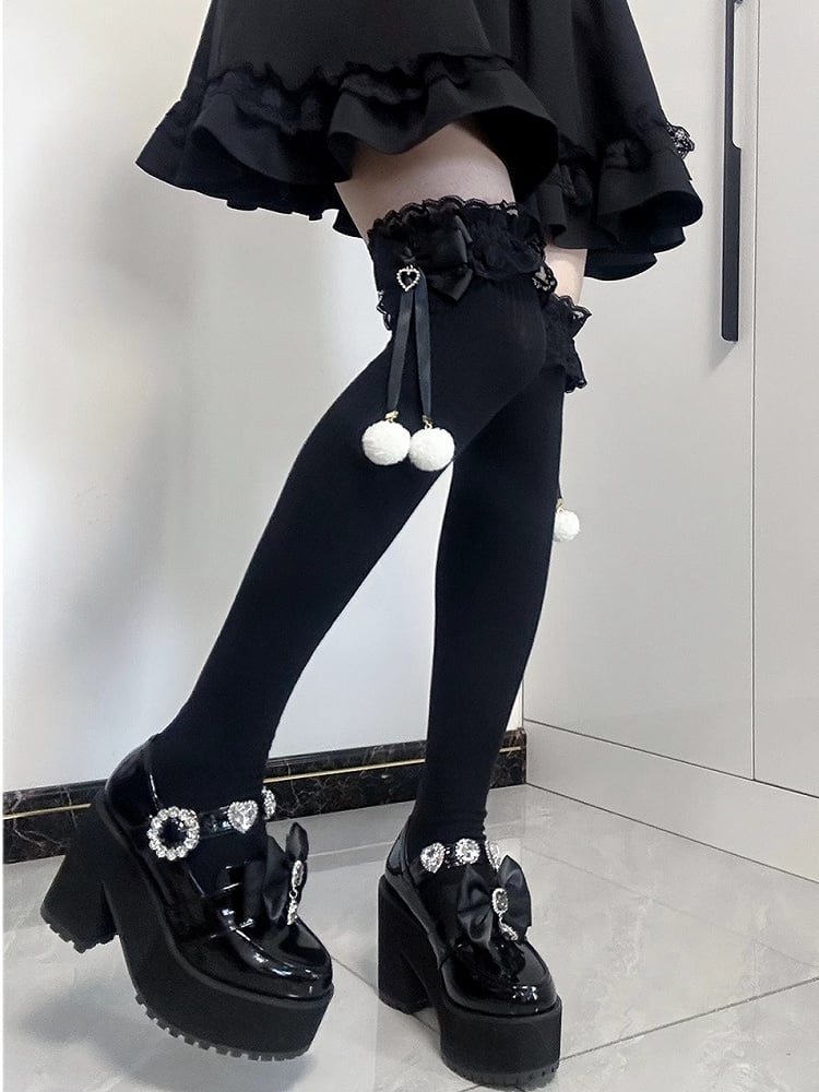 Jirai Kei Bas au-dessus du genou avec détails pompons et poignets en dentelle et nœuds